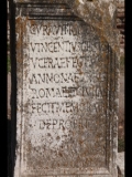 07014 ostia - regio i - forum - basis mit inschrift - hinweis auf ragonius vincentius celsus.jpg